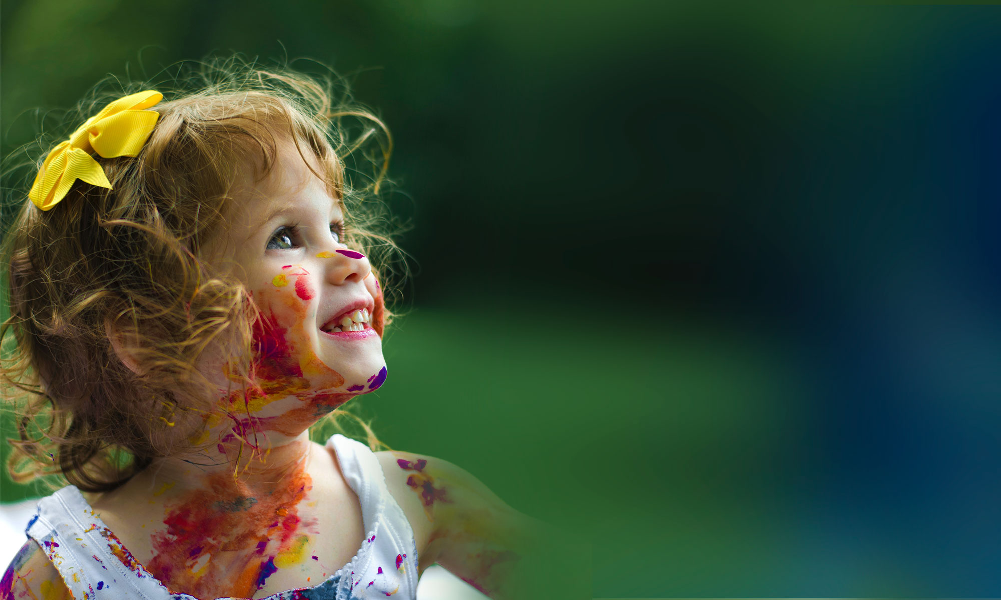 niña en el colegio el salvador sonríe con el rostro de pintura